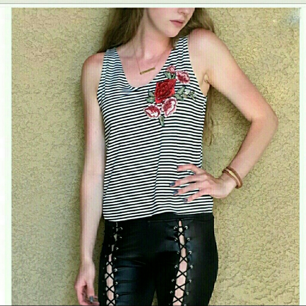 🌹 NWT Black and White tank top